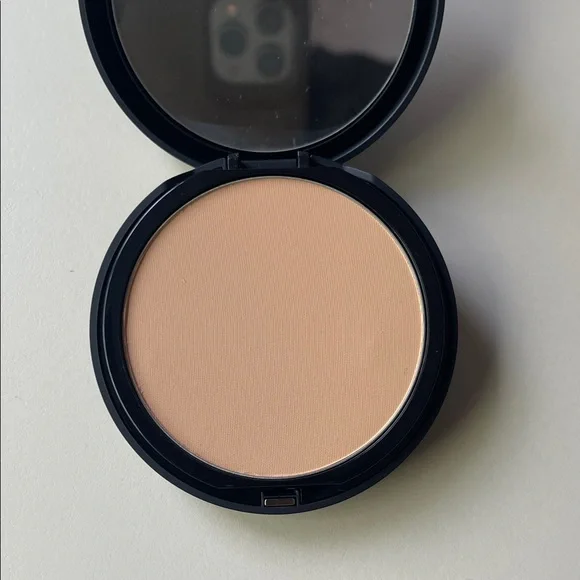 bareMinerals barePro Performance Wear Powder Foundation in Cashmere 06